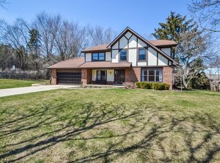 921 Paradise Ln, Libertyville, IL 60048