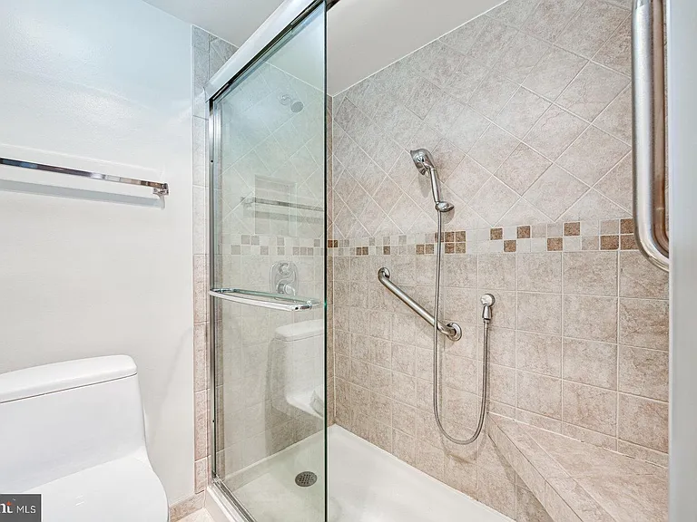8340 Greensboro Dr #521 — Photo 32