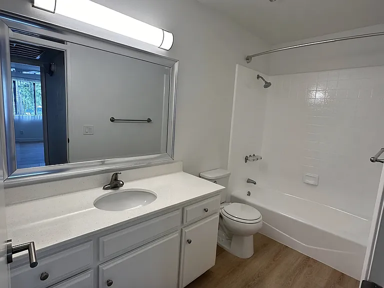 Encino Majestic — Photo 29
