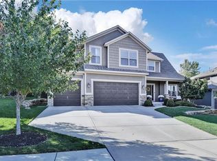 922 SW Argyl St, Lees Summit, MO 64081