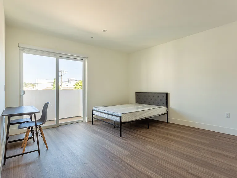 1450 S Barrington Ave — Photo 13