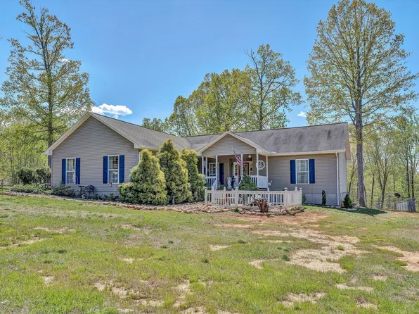 102 Cedar St, Huddleston, VA 24104