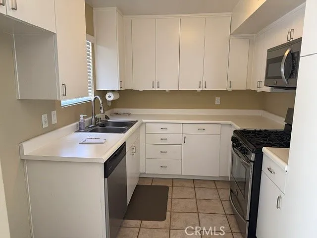 22135 Burbank Blvd — Photo 6