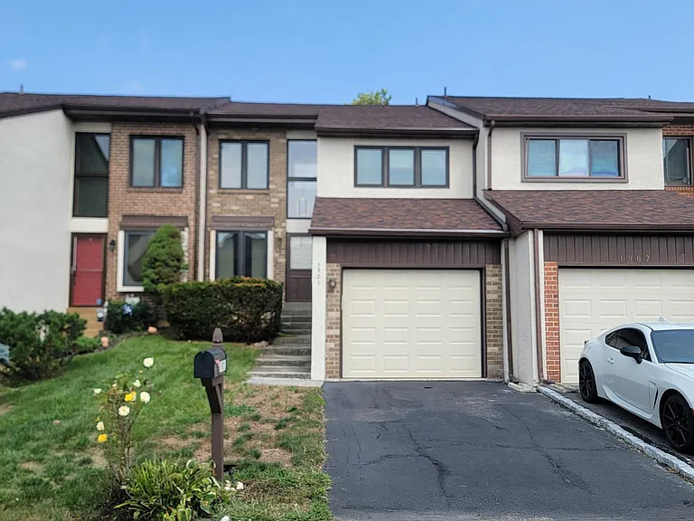 1901 Monroe Ln — Photo 2