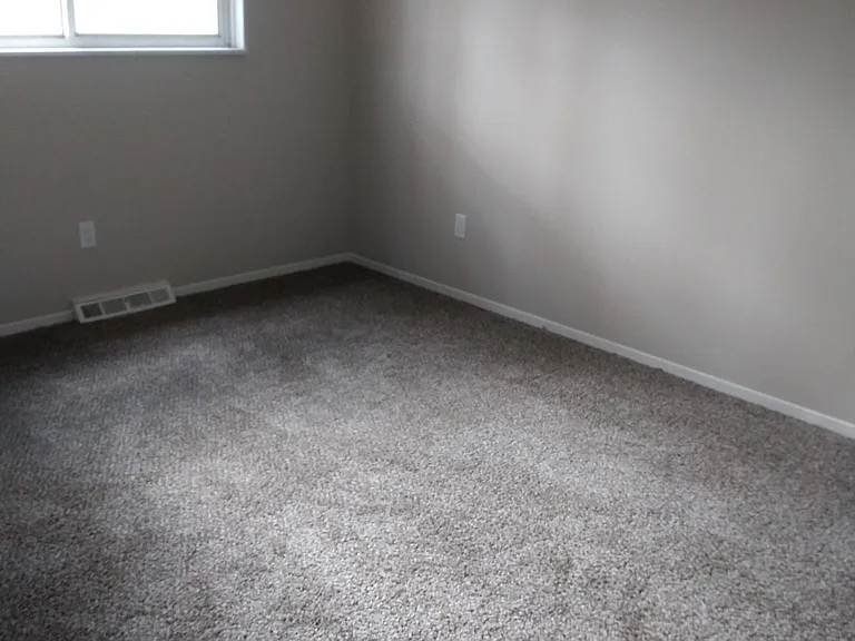 1st Bedroom w/new carpet
