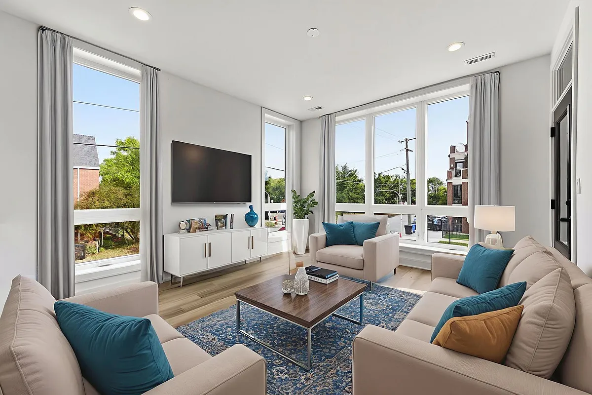 Building Photo - 3902 S Lake Park Ave #2