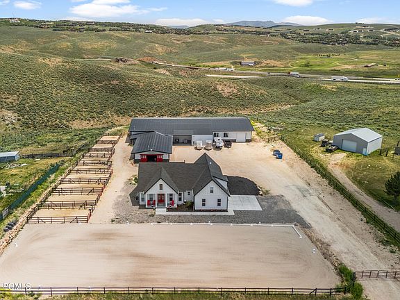 3rd image of 7664 Whileaway Rd E