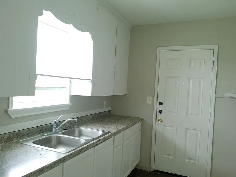 2837 Sarita St — Photo 4