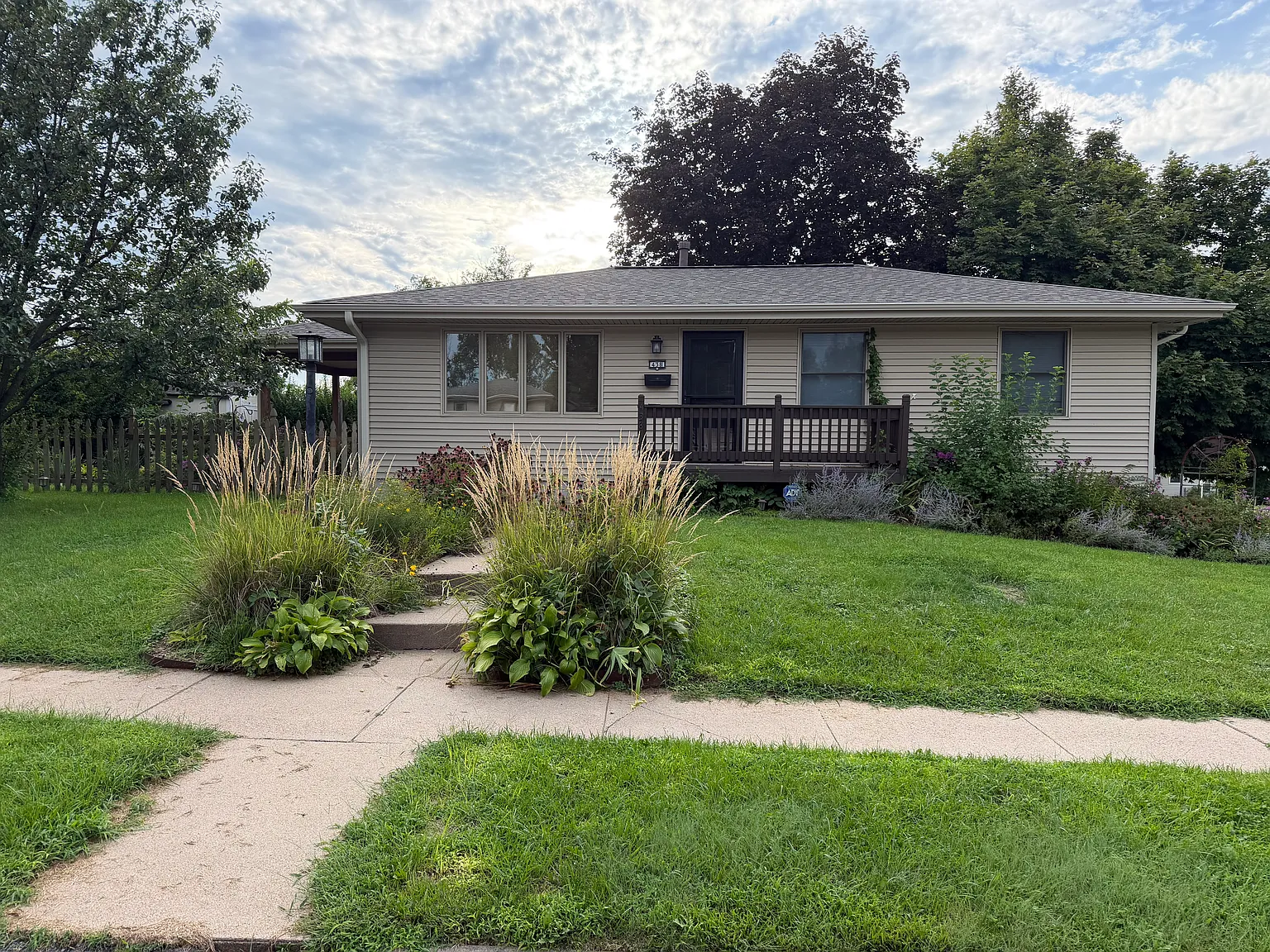 4 bed, 1460 sqft, $1,900 — Photo 2