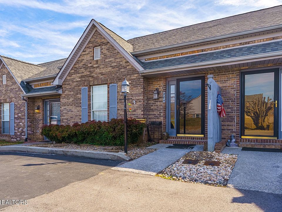 1st image of 204 Willow Bend Dr