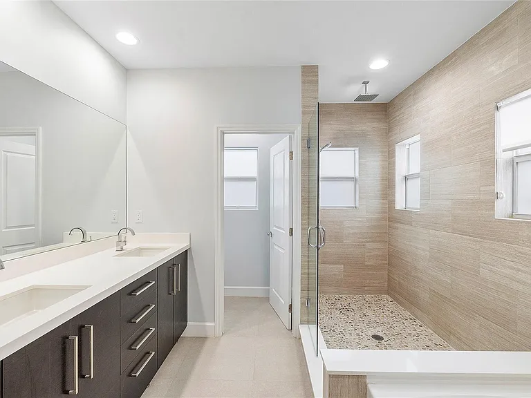825 NE 17th Way — Photo 13