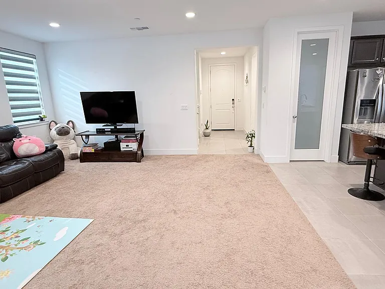 58 E Kamyar Pl — Photo 13