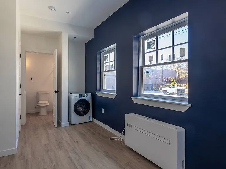 240 Mack Ave — Photo 39