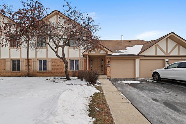 1st image of 932 Surrey Dr APT 1A