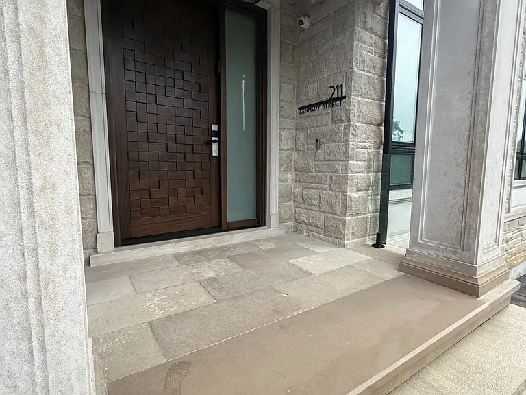 211 Kennedy St W — Photo 2