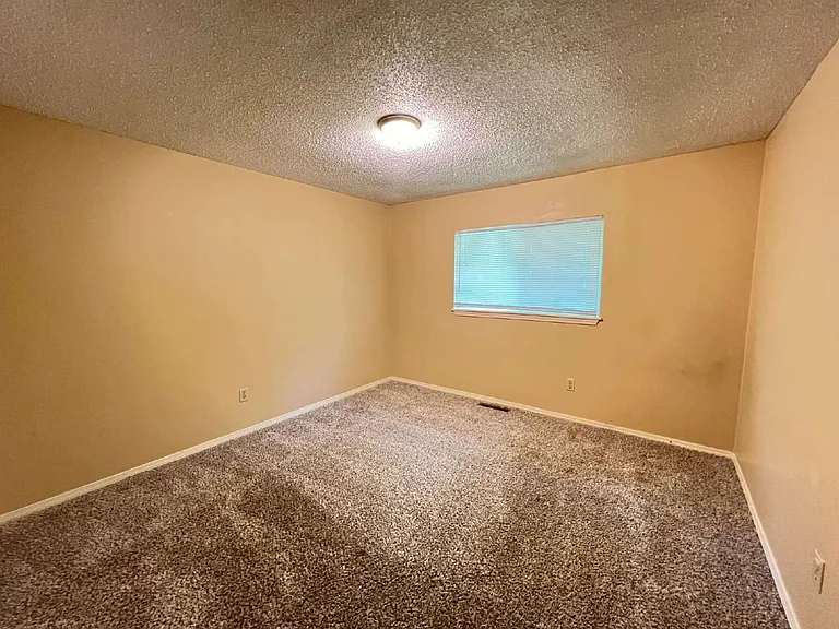 902 Evergreen St — Photo 12