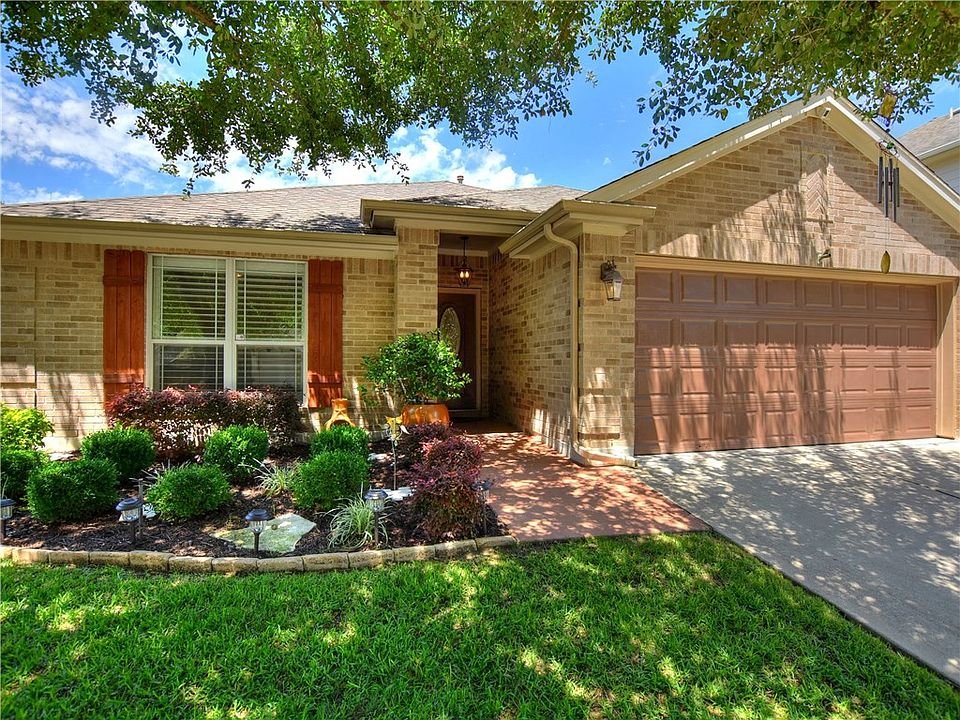 1st image of 723 Bent Wood Pl