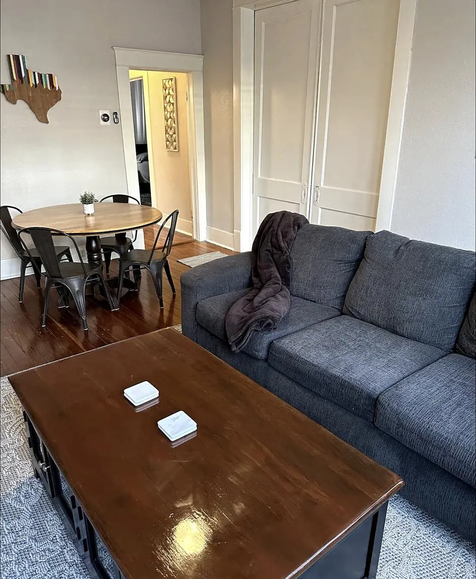 725 W Poplar St — Photo 3