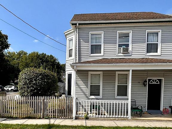 2nd image of 32 N York St