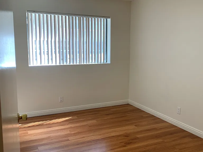 1039 Justin Ave — Photo 13