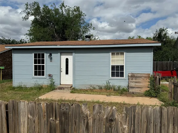 133 East St, Tye, TX 79563