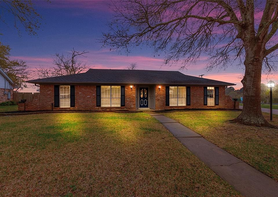 Nice 3/4 bedroom home across from Clear Creek High School. Lots of space plus 3 car garage.
