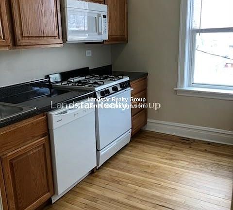 3rd image of 2954 W Belle Plaine Ave #1