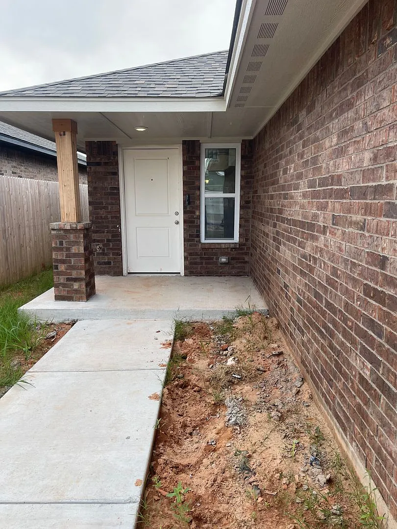 Home in Castleberry Villas — Photo 2