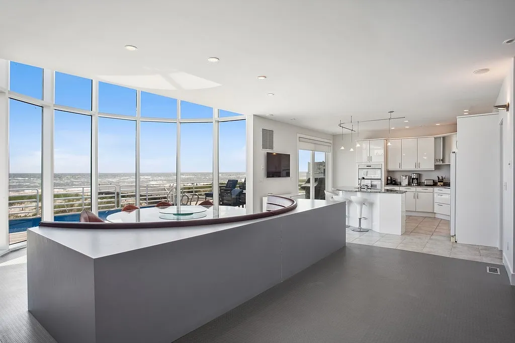 6 Bedroom Magical Oceanfront Gem — Photo 3