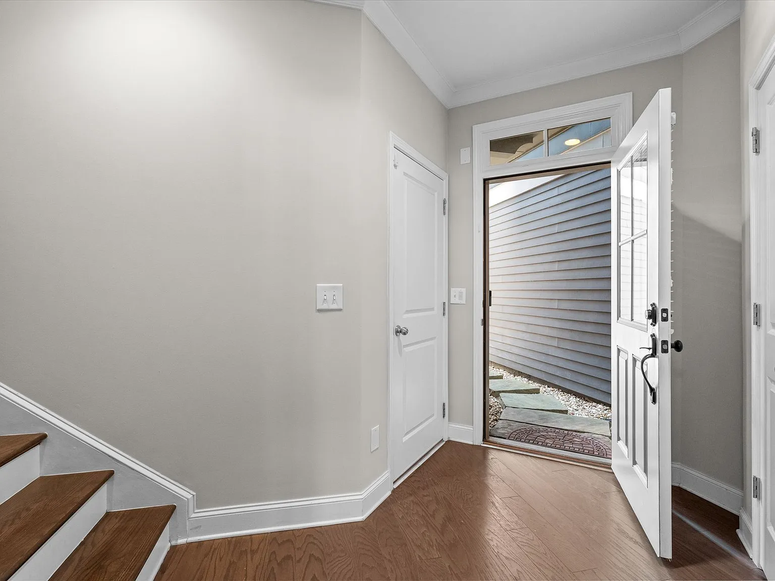 3 bed, 3.5 bath, 2010 sqft, $2,995 — Photo 4