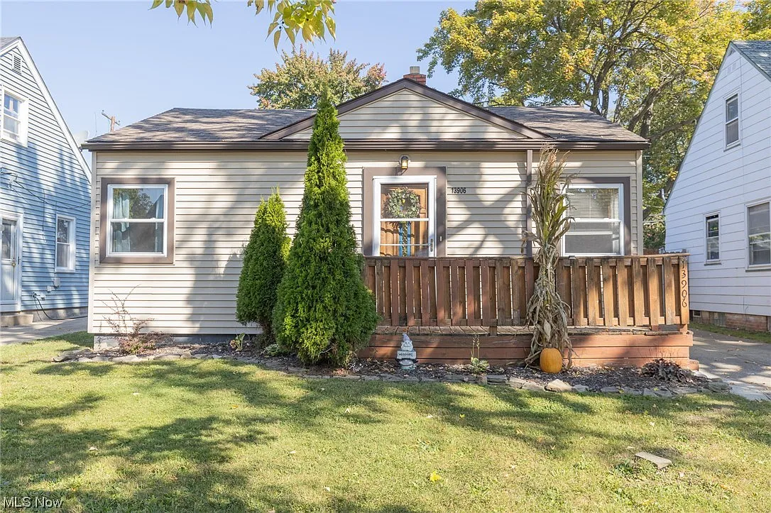 13906 Clifford Ave photo 1