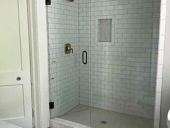 5th image of 2545 Acorn Ave NE