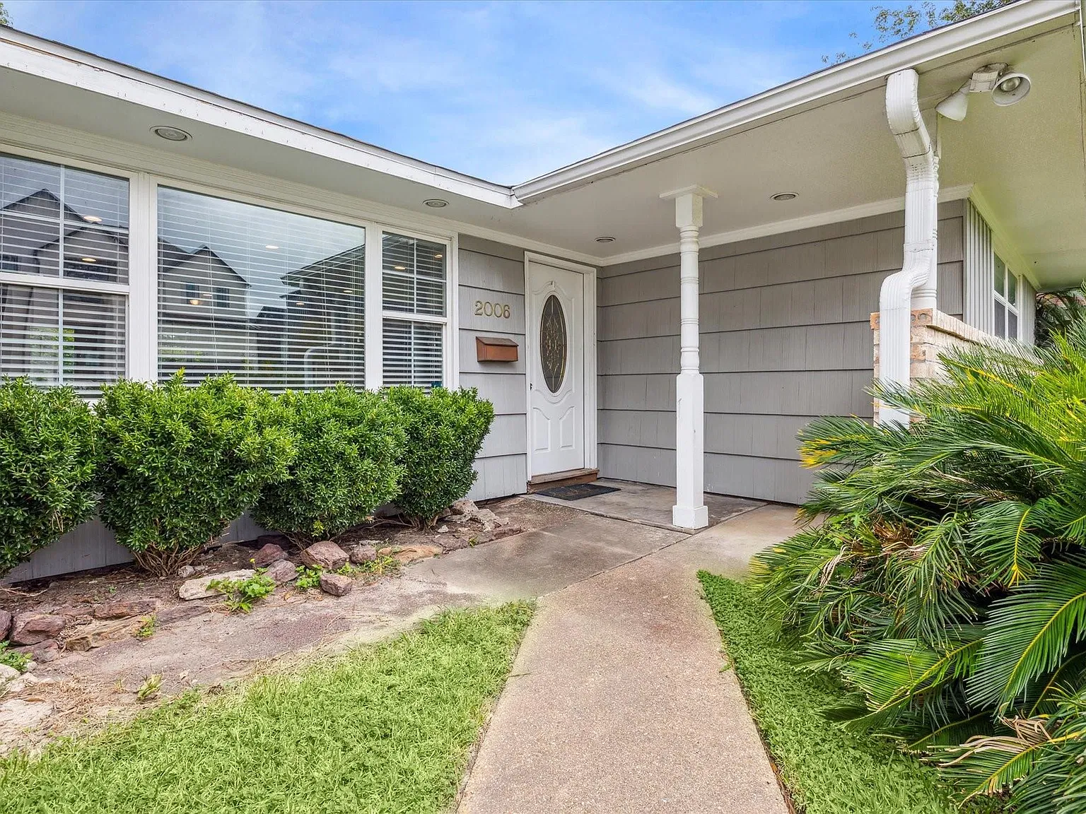 3 bed, 2.0 bath, 1572 sqft, $3,000 — Photo 2