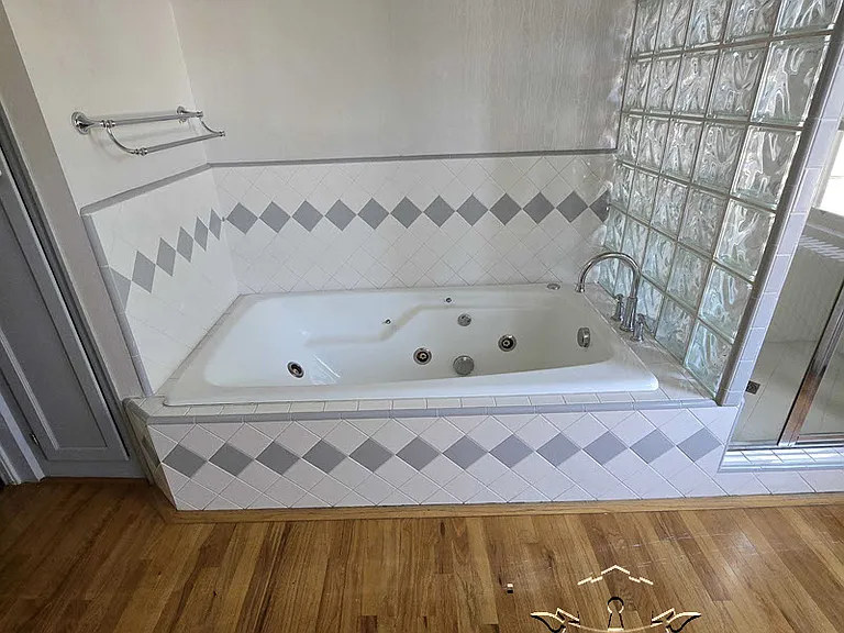 210 N Auburn St — Photo 41