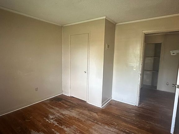 3rd image of 800 E 6th St