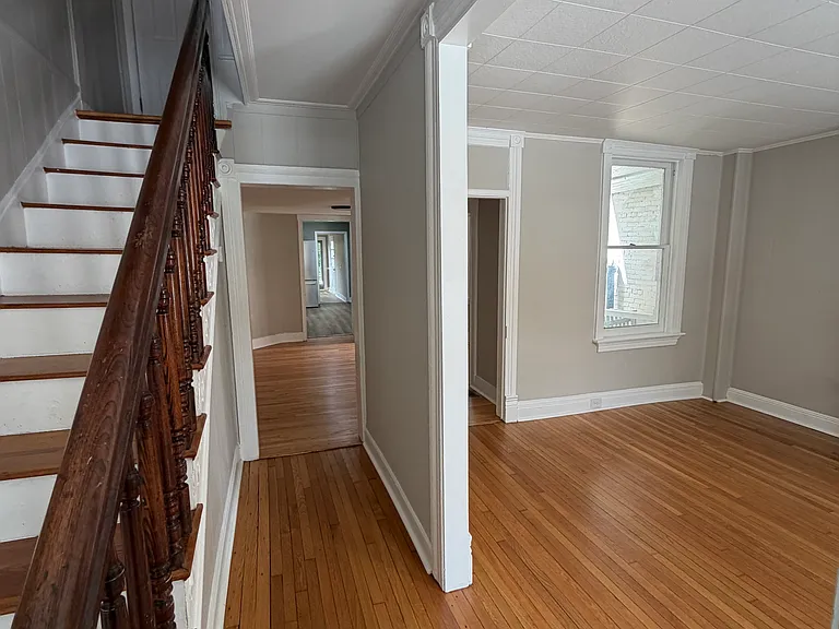 126 E 4th St — Photo 3