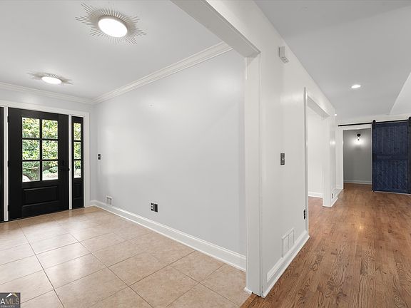3rd image of 560 Saddle Creek Cir