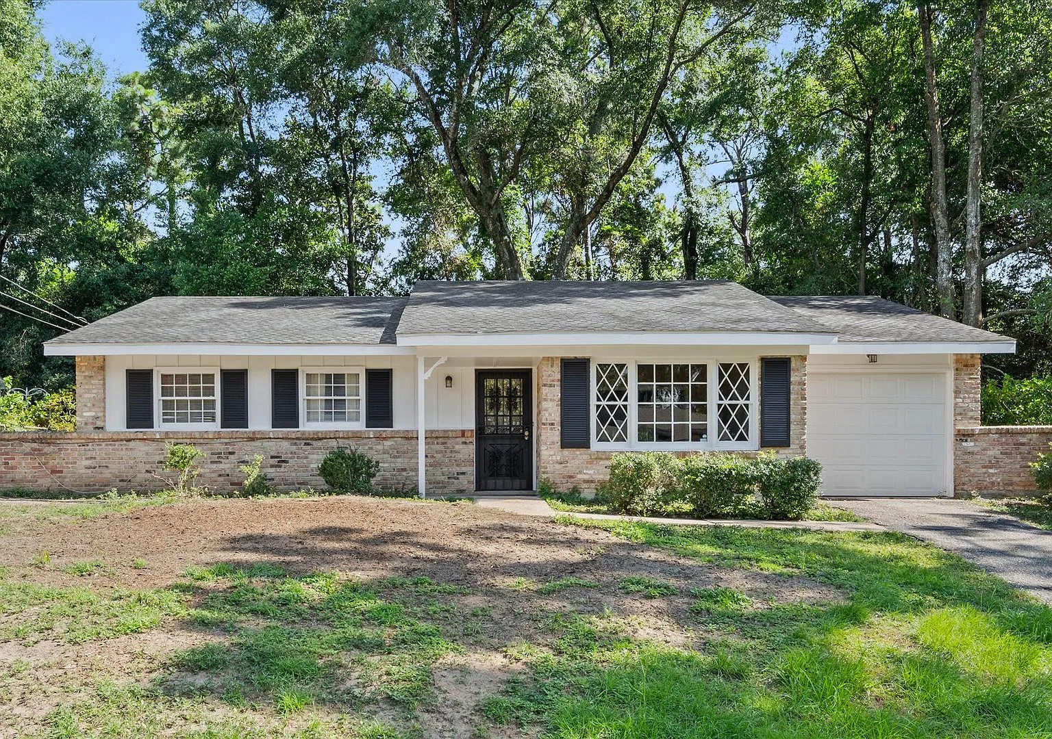 Three bedroom home close to USA with a garage — Photo 1