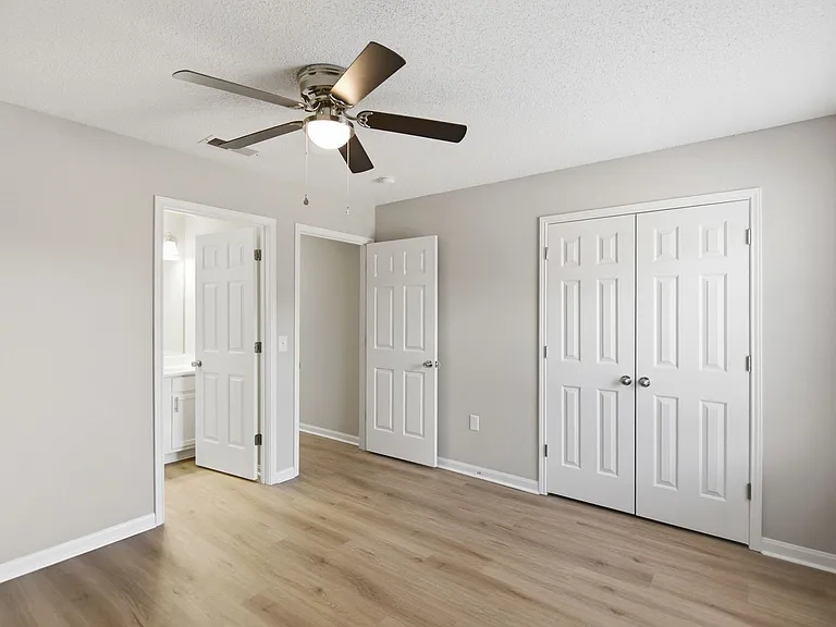 Englewood Apartments — Photo 16