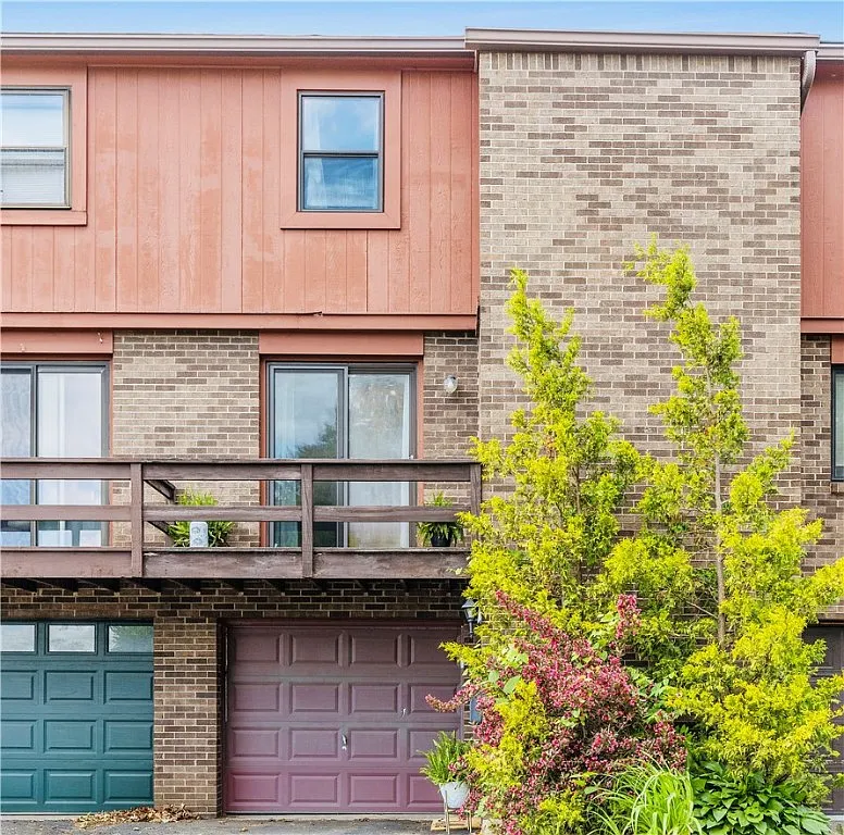 65 Universal St photo 1