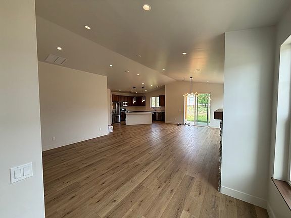 4th image of 34 Mount Yale Ct