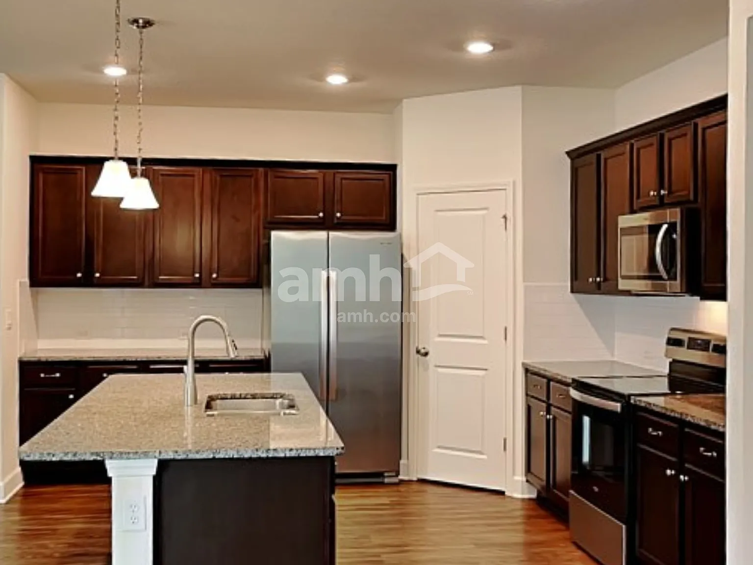 5 bed, 3.0 bath, 2215 sqft, $2,465 — Photo 4