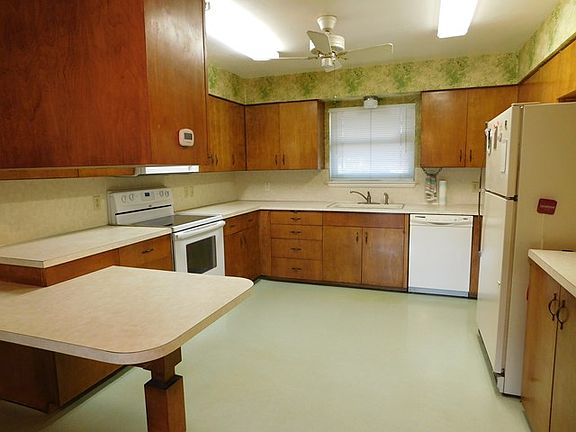 3rd image of 3002 Byron Ave