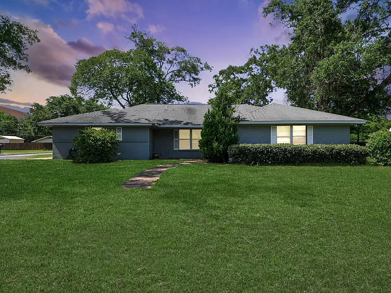 2601 Holly St — Photo 2