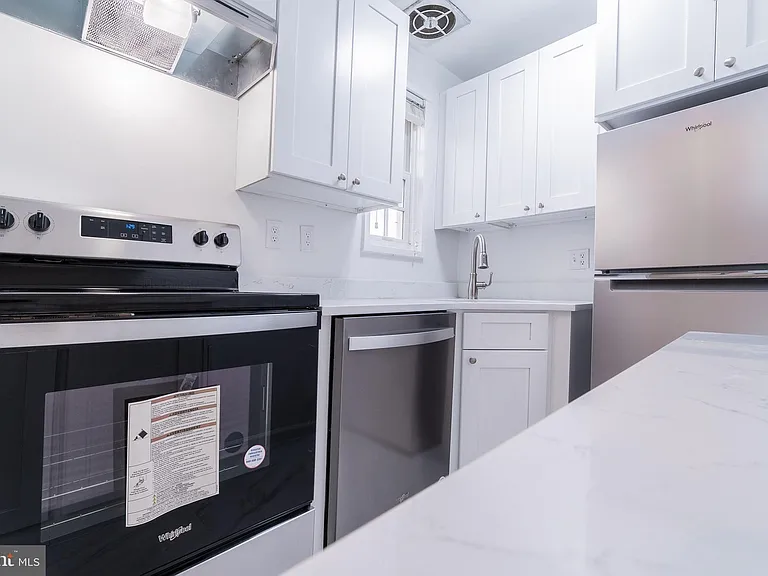 1718 W Abingdon Dr #302 — Photo 13