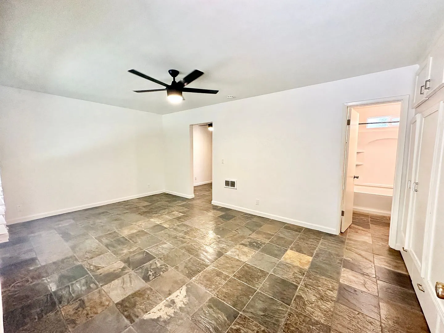 Darling Upgraded Studio Unit in Park Like Setting, Minutes to I-15 & Downtown Fallbrook! — Photo 4