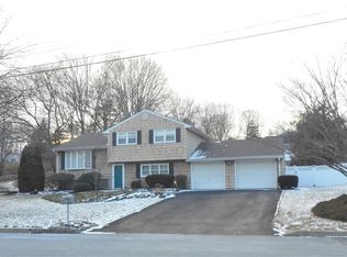 45 Lark St, Pearl River, NY 10965