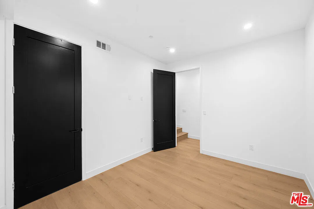 4 bed, 4.0 bath, 1994 sqft, $5,685 — Photo 4