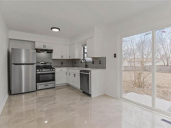 2nd image of 708 NE Westwind Dr