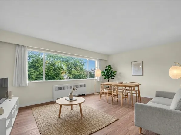 York Plaza, 1615 Vine St, Vancouver, BC V6K 3J3